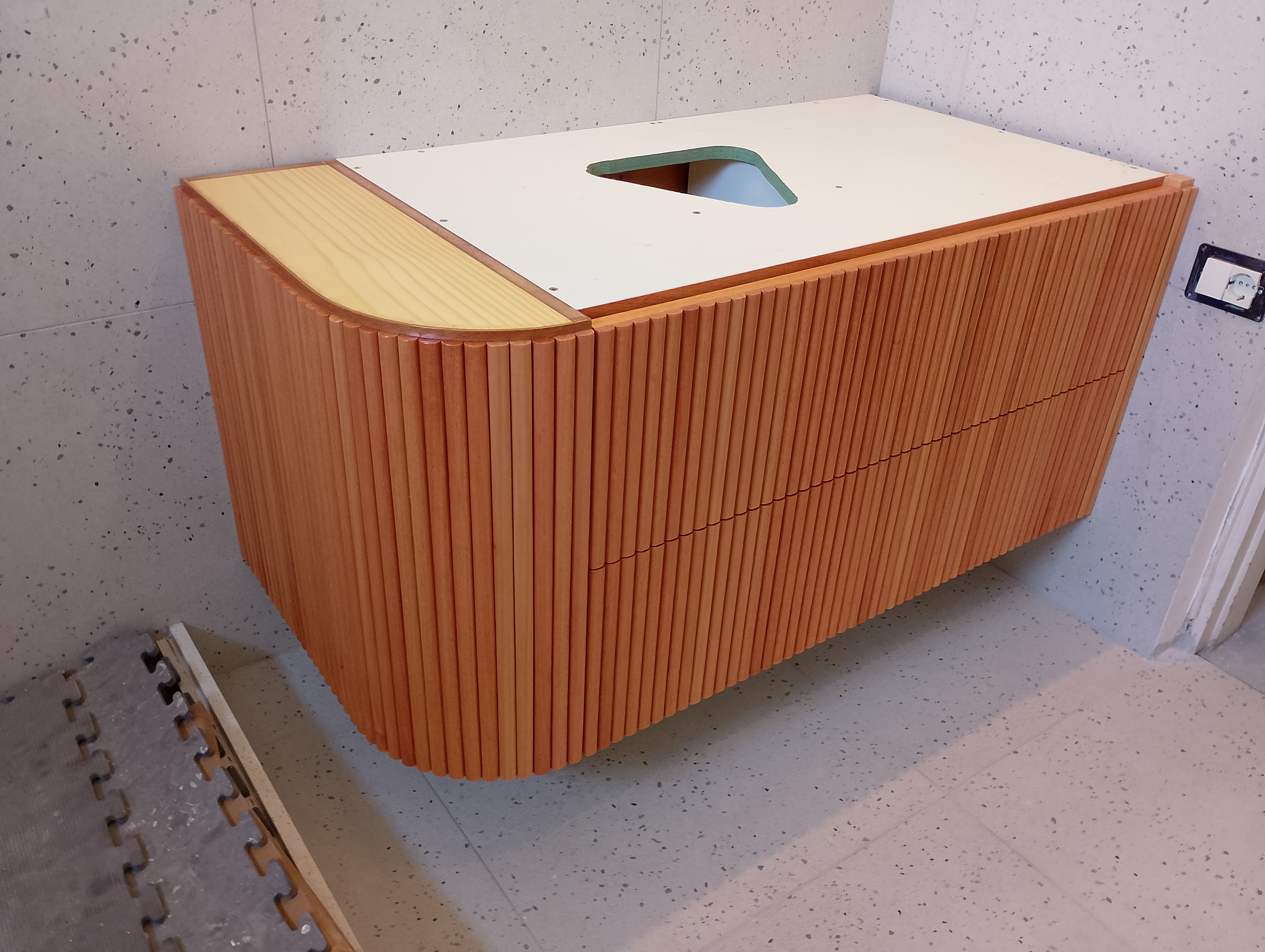 Vanitory de madera ranurada para baño