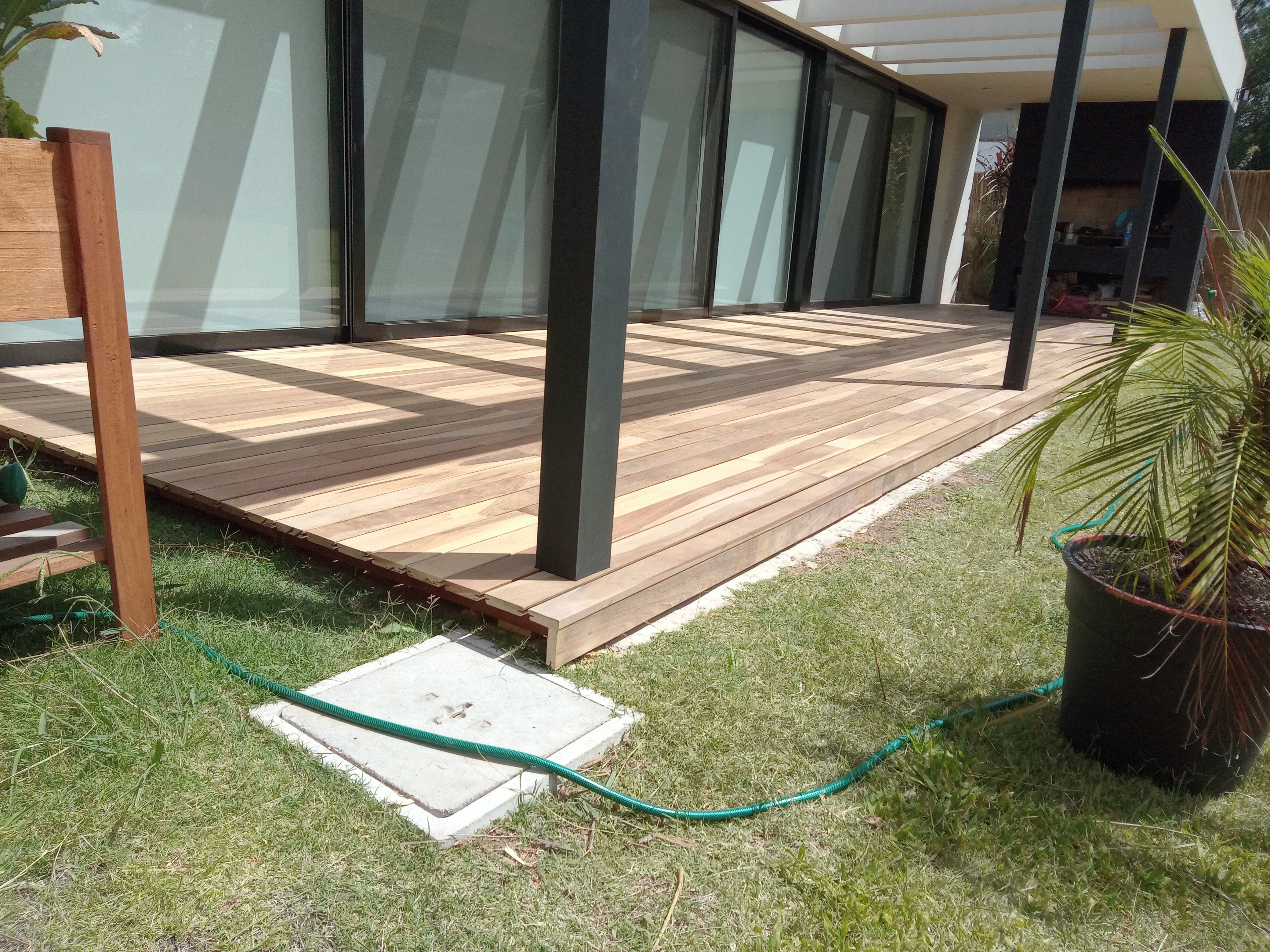 Deck de madera con ventanales